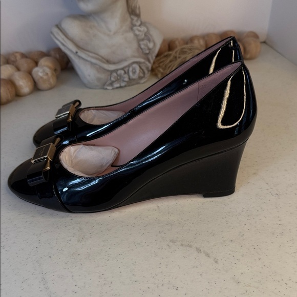 kate spade new york Women's Bowdie Wedge Heel Pump Sz 7 - Picture 8 of 13